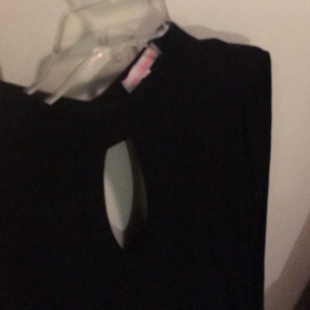 Keyhole Top - Picture 2 of 4